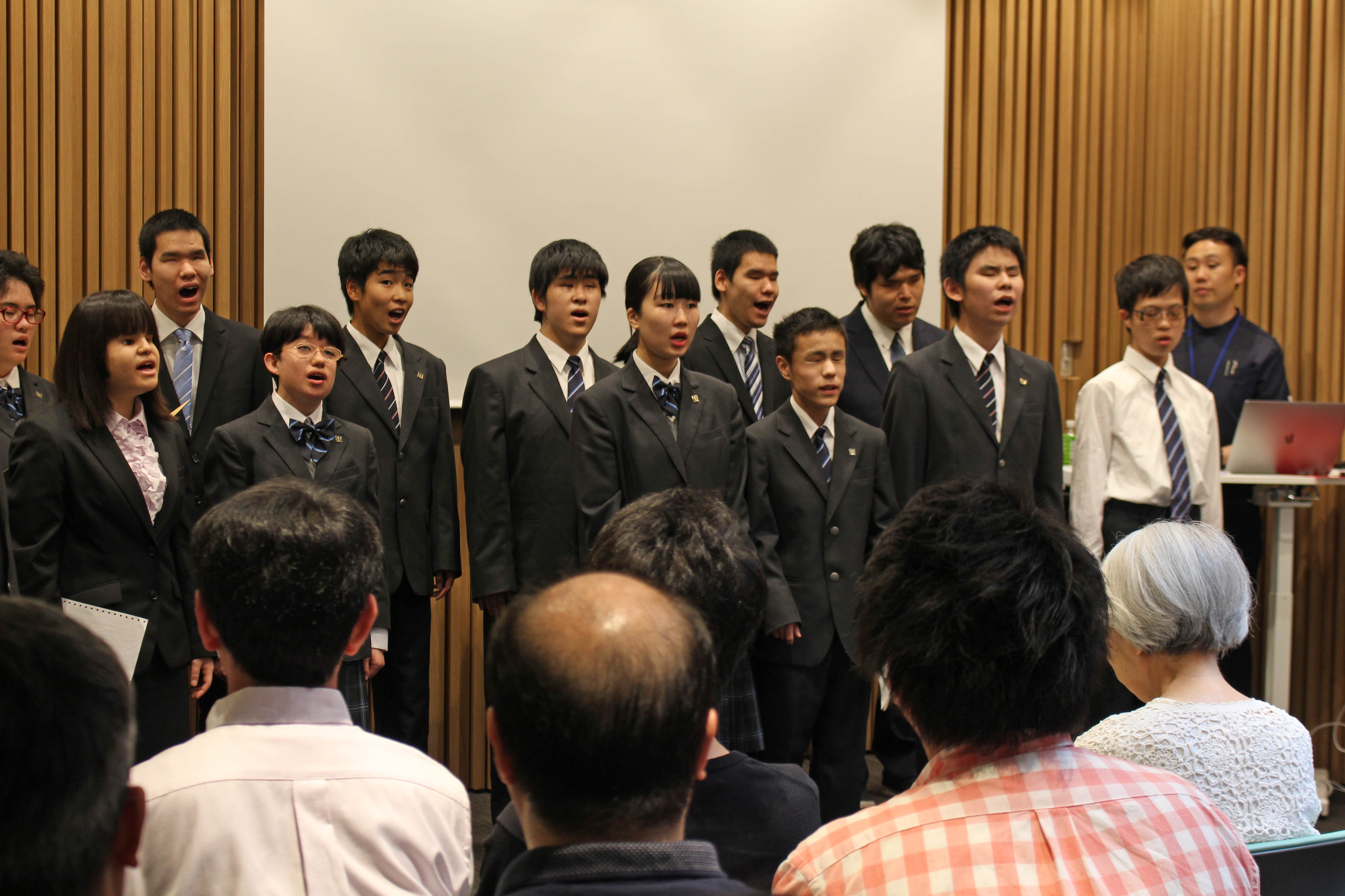 北海道札幌視覚支援学校音楽部の生徒さんによる音楽会の様子